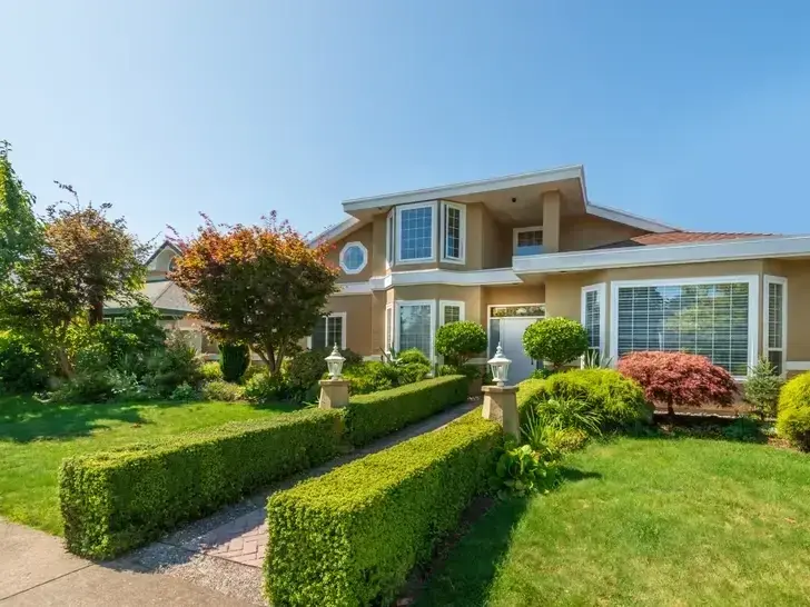 Professional Front yard landscaping services by Adam Gorski Landscapes in Maple Valley, WA &mdash; licensed scene Architect provider